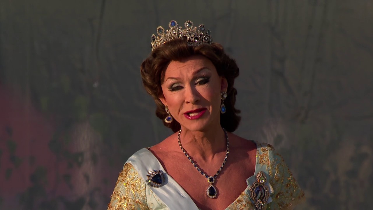 Christer Lindarw / After Dark som Drottning Silvia i 