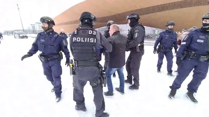Suomen poliisi tekee poliittisen pidtyksen Kansalaistorilla 30.1.2021