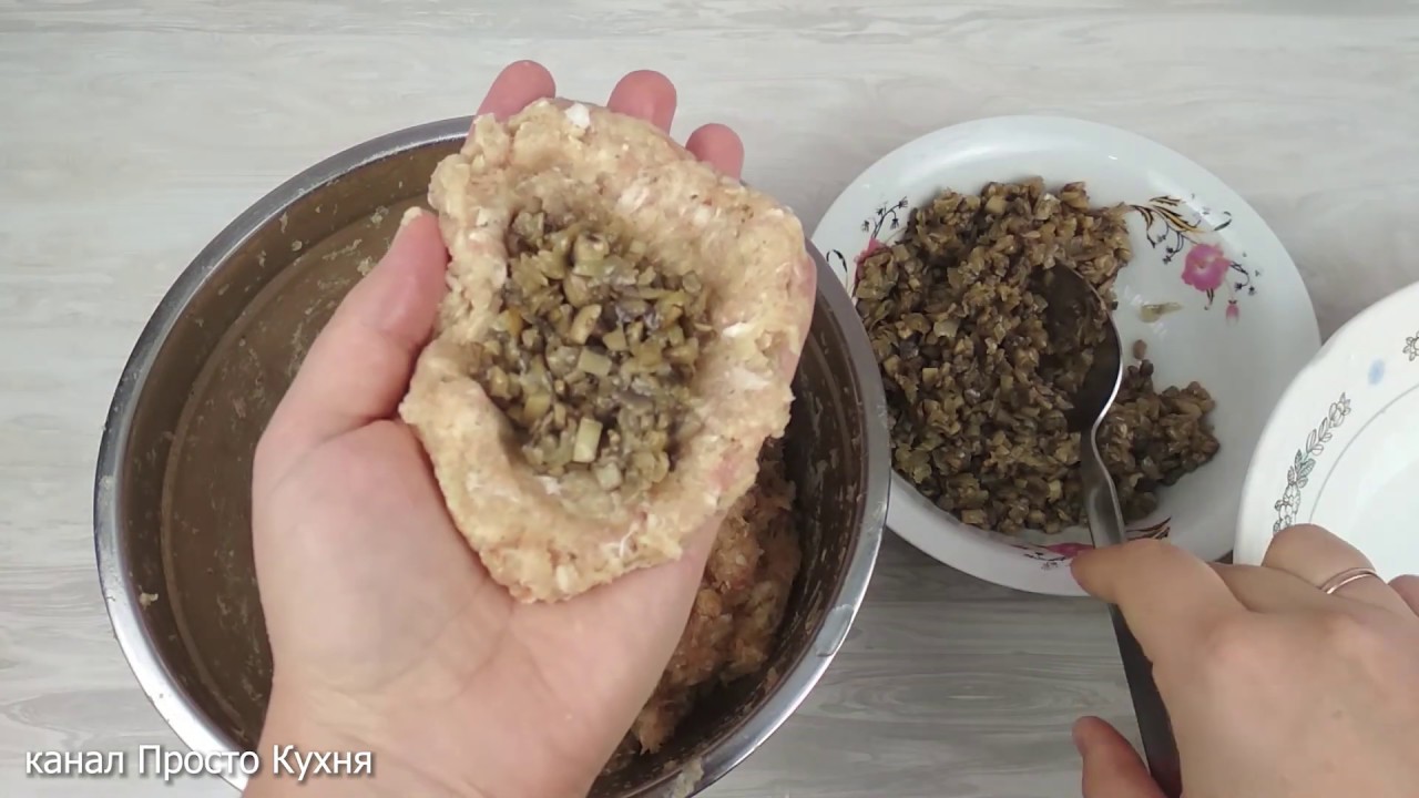 Мясные котлеты с начинкой или зразы. Все просят  добавки.