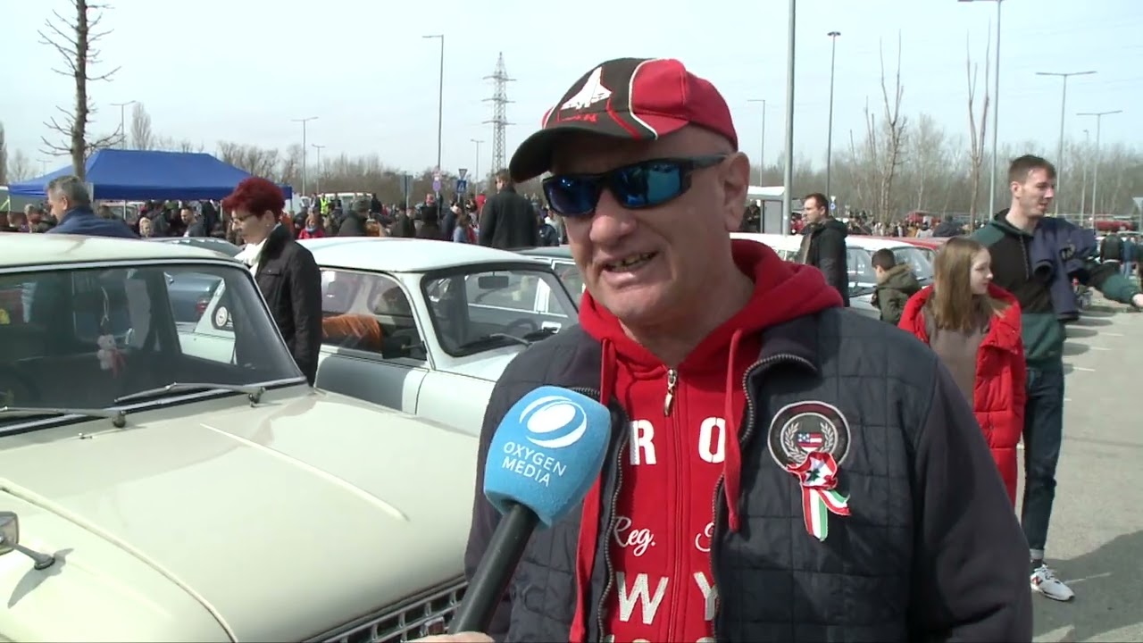 Veterán autók lepték el a parkolót