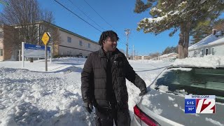 Man helps free father's car in Warwick