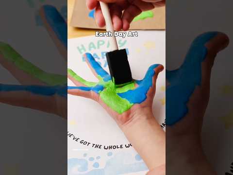 Make this beautiful earth day handprint art to celebrate 🌍 printable in description 👇🏼