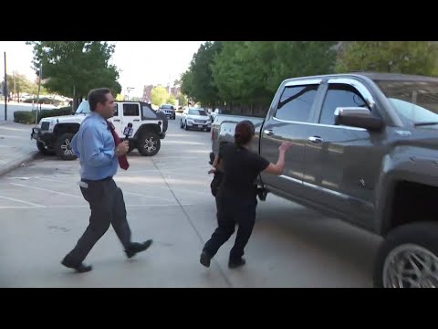 HPD officer accused of evidence tampering runs away from KPRC2 reporter
