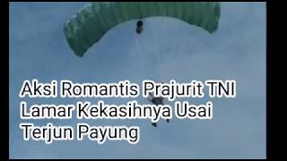 Aksi Romantis Prajurit TNI Lamar Kekasihnya Usai Terjun Payung