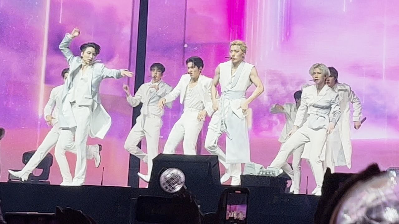 ATEEZ (에이티즈) in Paris 220504 – UTOPIA - Fancam [4K HDR]