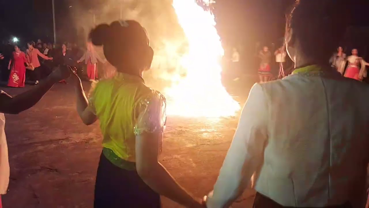 Giao lưu văn nghệ thôn Đào Thịnh 6, tiết mục múa xòe