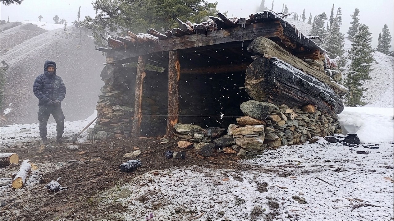 The Storm Hit Suddenly | I Hid in an Abandoned Forest Shelter to