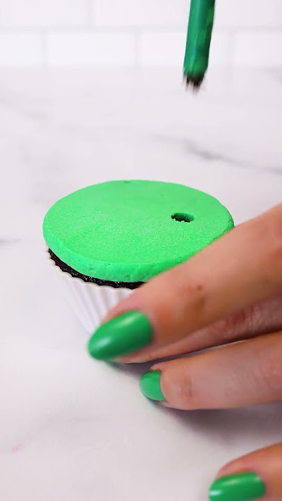 Interactive Mini Golf Cupcake Design #shorts