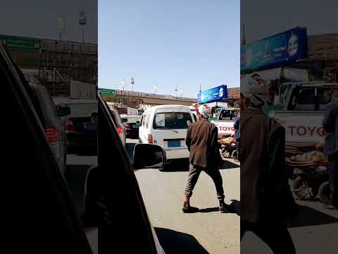 شاهد ازتحام كبير اتحركات بتجاه الا ميدان السبعين مباشر من جوله عمران السبعين في صنعاء