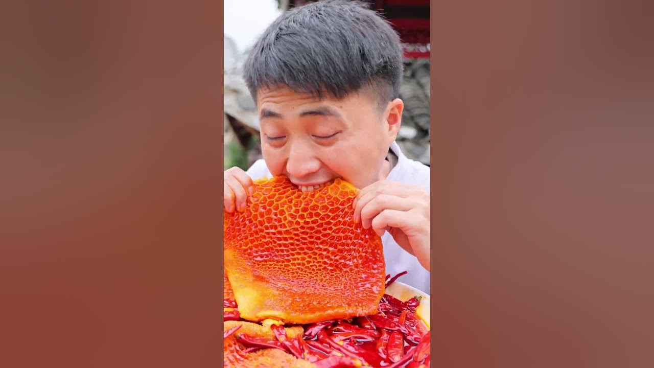 Songsong is crying from being spicy! Ermao doesn't feel spicy😂 #mukbang   #chinesecuisine  #asmr