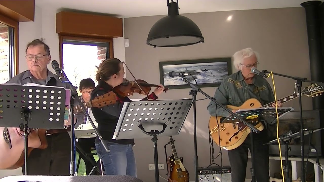 When your Lips are so close, par le Lysaa Country Band (cover)