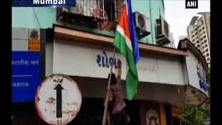 Caught On Cam Mns Party Worker Vandalises Jewellery Stores Nameplate Written In Gujarati