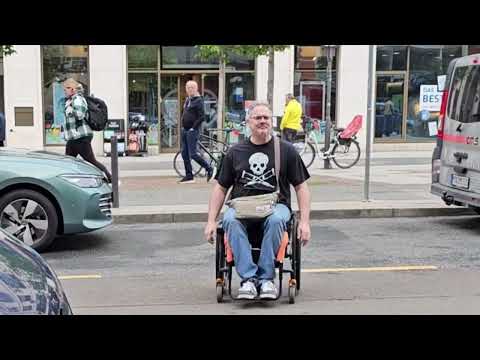 ♿ Rollstuhlfahrschule: Bordstein hinab - mit Hilfe von Poller / Parkuhr / Strßenschild ♿