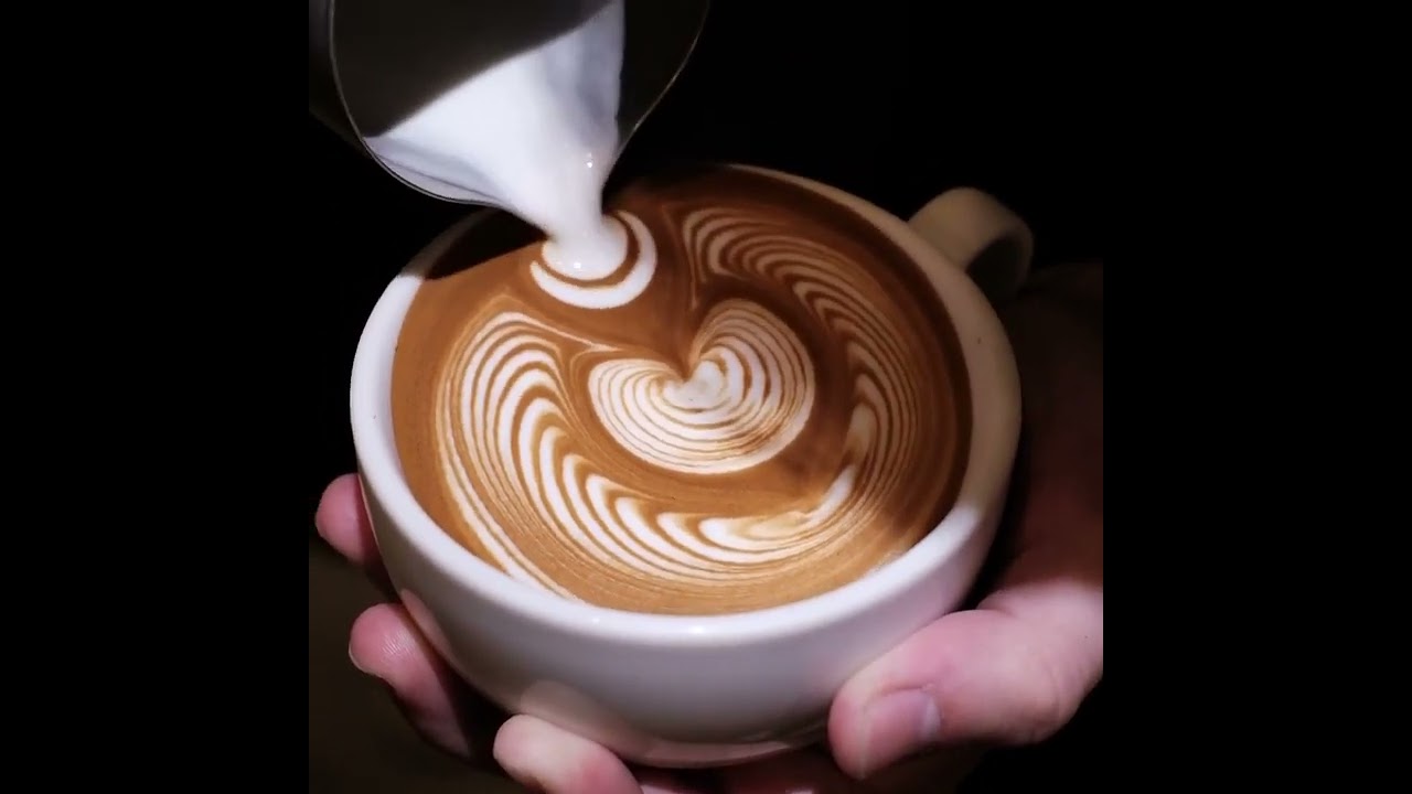 arte del latte del corazón de las alas |  Arte del café #pantalones cortos #barista #latteart