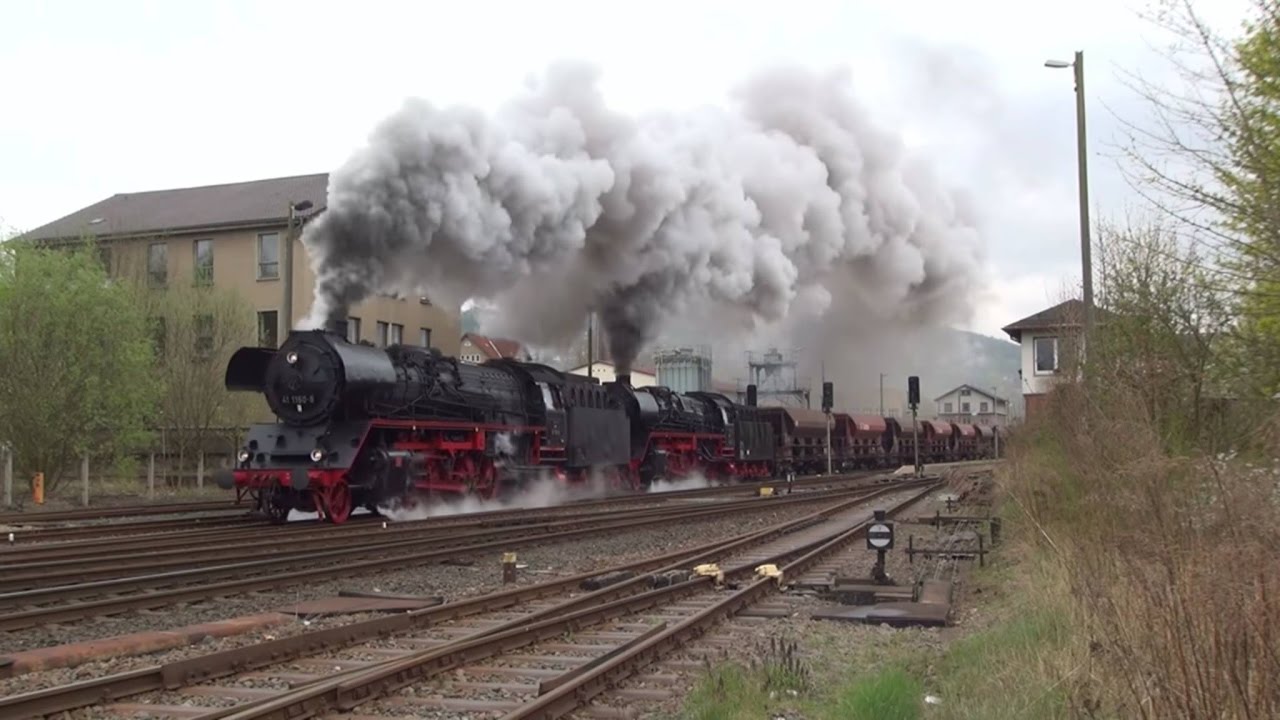 Ochsenloks und ein Ölkocher vor Güterzügen im Werratal