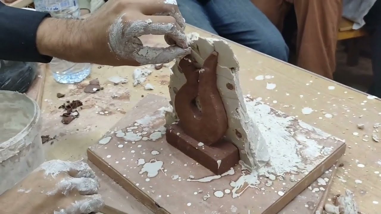 كيفية صب الجبس و عمل قالب جبس لمنحوتة من الطين الاسواني ( حرف 