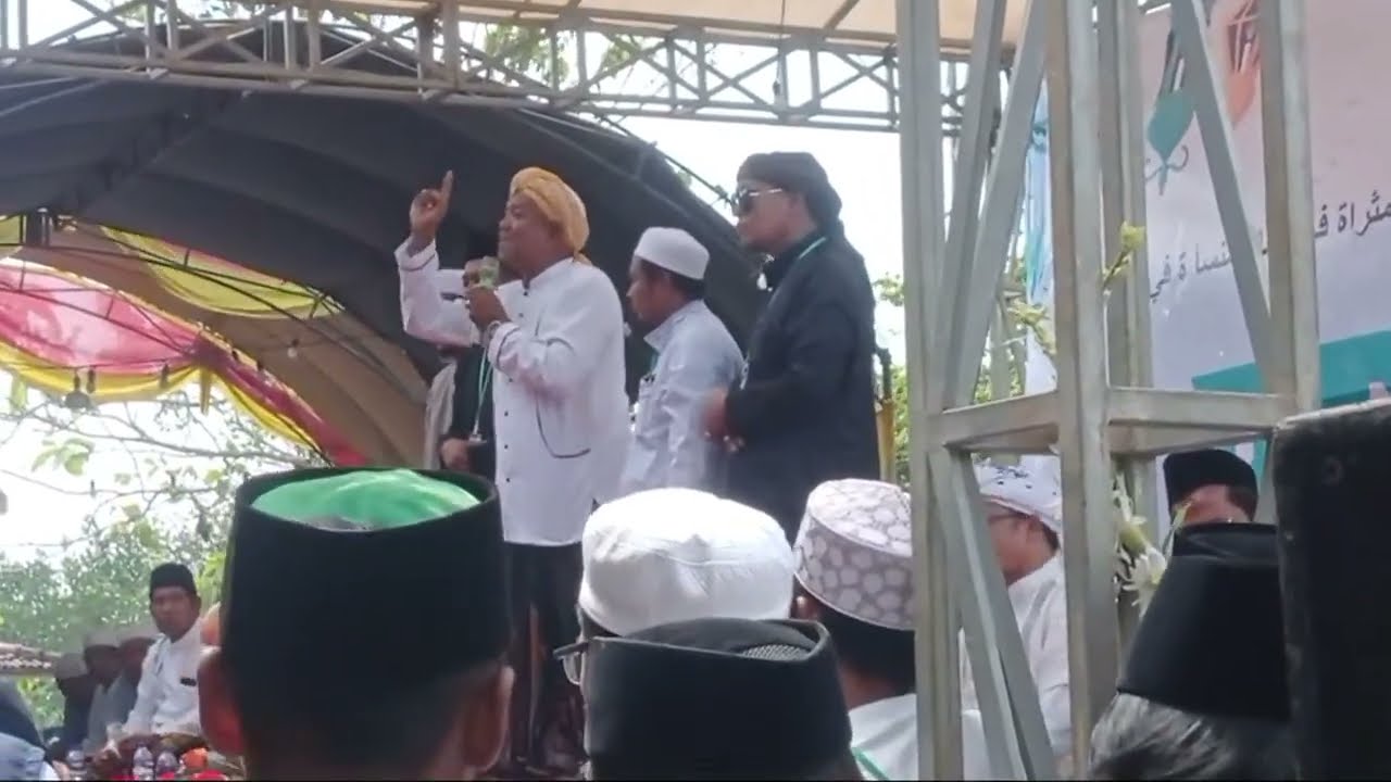 KH.Ilzamuddin di acara haul bujuk agung gunung prauh madura