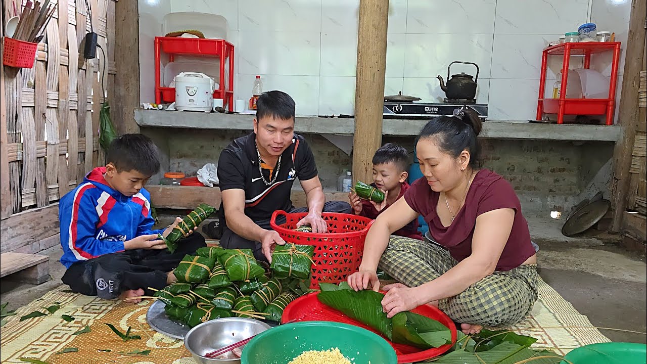 Making banh chung (a traditional Vietnamese rice cake) to celebrate the Lunar New Year in 2026.