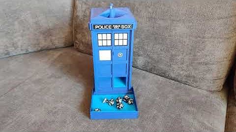 Tardis Dice Tower 3D printed and painted. Test with dices: k4, k6, k8, k10, k00, k12, k20. V2