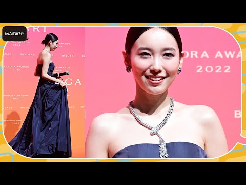 飯豊まりえ、美肌輝く大胆肩出しチューブトップドレス姿　美背中も　「BVLGARI AVRORA AWARDS 2022」