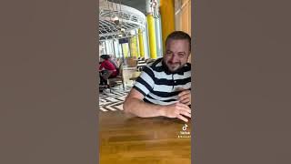 Lelucon suami yang mencocokkan kaos