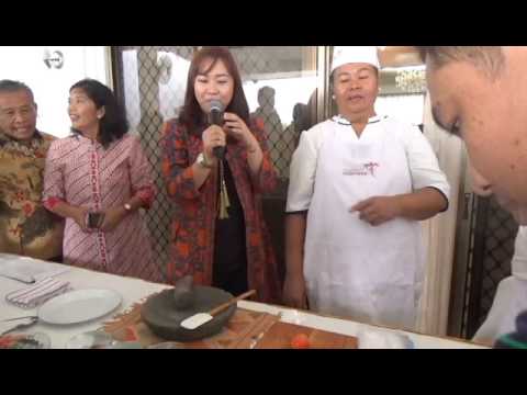 INDONESIAN COOKING LESSONS!! Learn to cook Sop Buntut/Oxtail Soup (1)