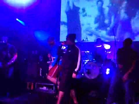 Mc Lars "This Gigantic Robot Kills" - live @ Islin...