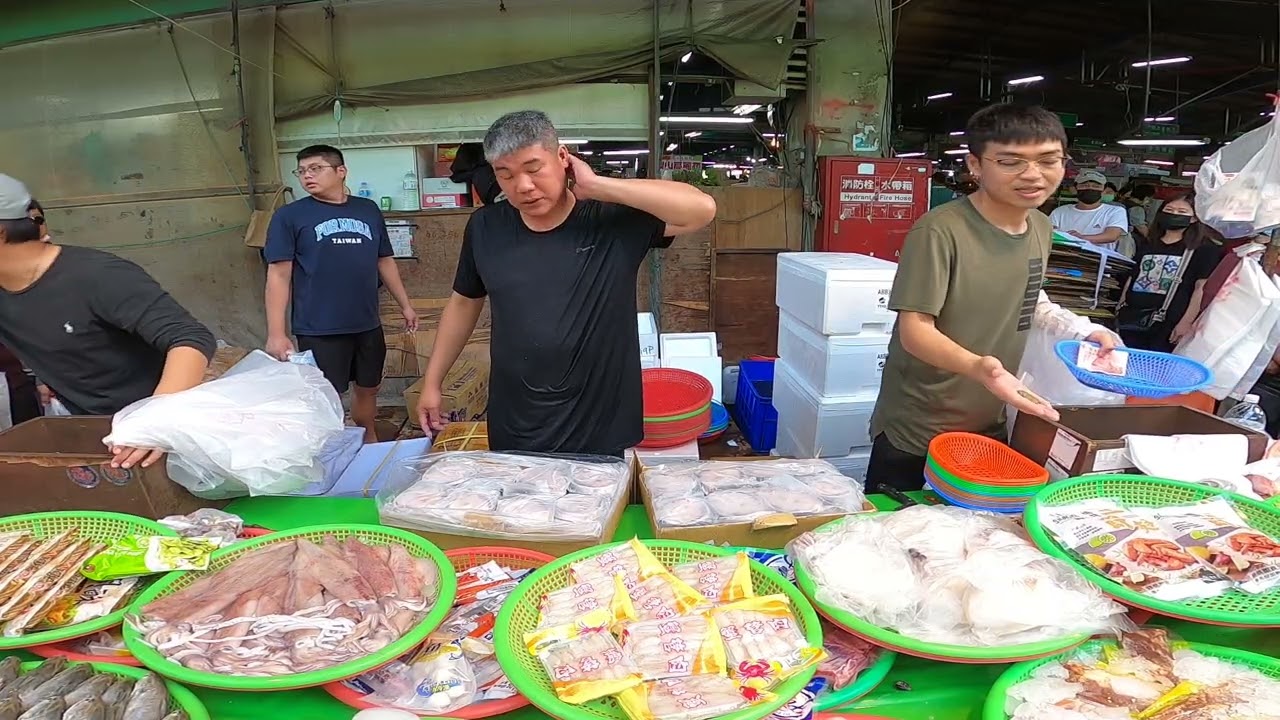 士官長累了 連算都不算 直接買一籃送一籃 安南果菜市場 怡安路102號 士官長海鮮叫賣 海鮮拍賣 叫賣哥 seafood auction
