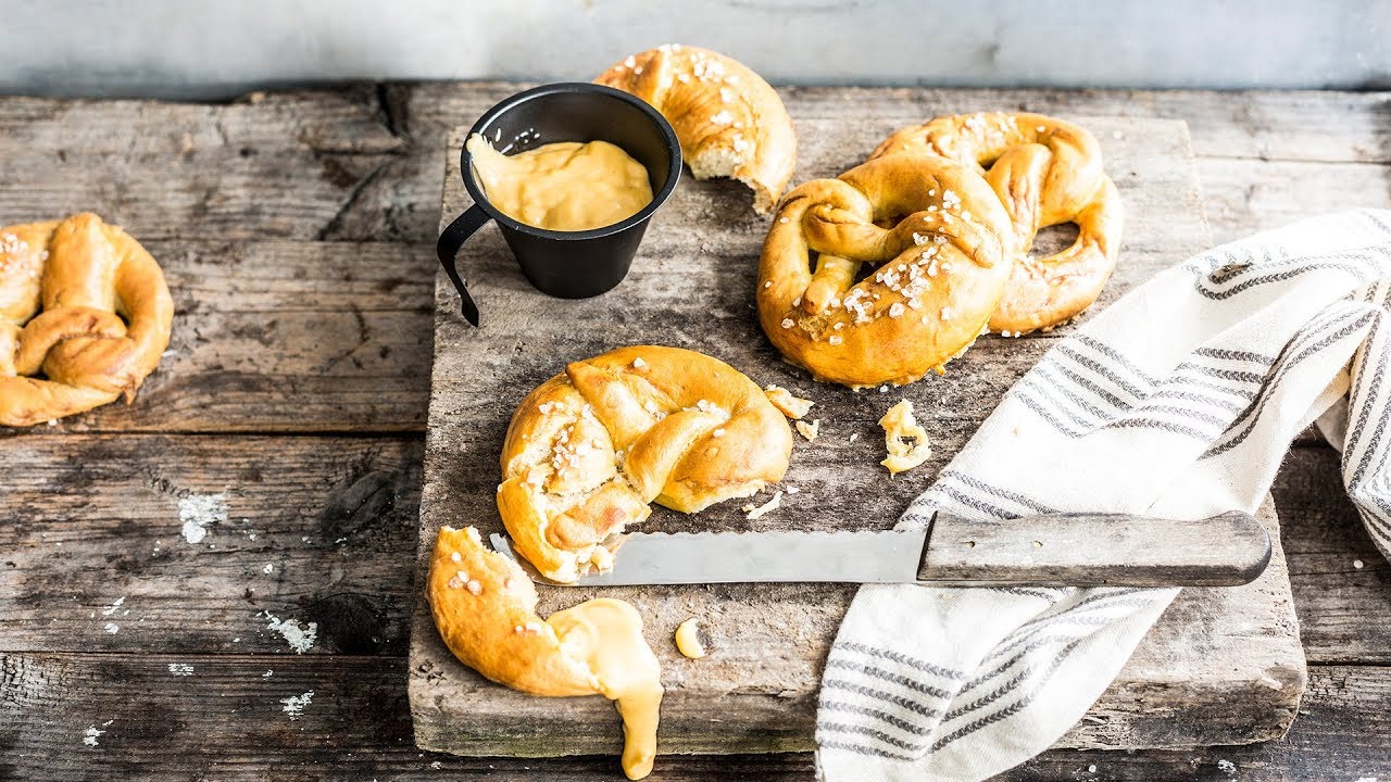 Honig-Senf-Brezel mit Käse-Dip I FOODBOOM - YouTube