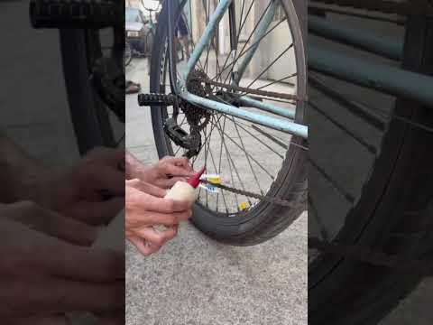 Jeito fácil de lubrificar corrente de bike #bike #mtb #shorts