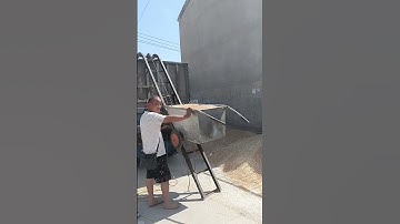 The height of the grain elevator can be customized, and the size of the trolley can be customized