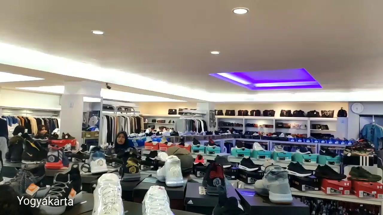 Jalan jalan ke Outlet  Biru  Jl Selokan Mataram Yogyakarta 