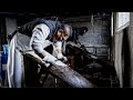 膠(にかわ)-動物由来の古の接着剤-牛皮を川につける伝統技法を伝える男