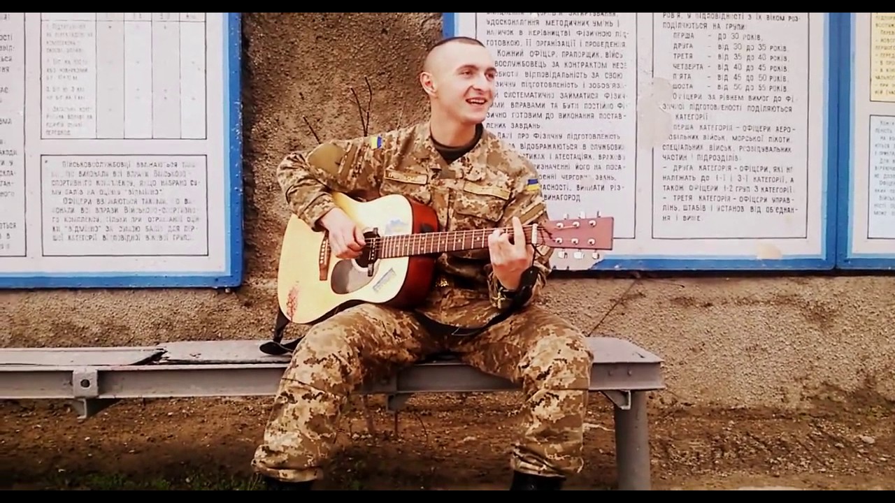 Солдат с гитарой. Гитара в армии. Армейские песни под гитару (by Kasumi). Музыка армейские песни под гитару напиши мне.