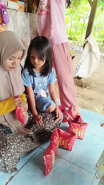 rebutan ciki berhadiah malah di ajak beli sosis.. #hiburan #keseharian #jajanan #makanan #shorts