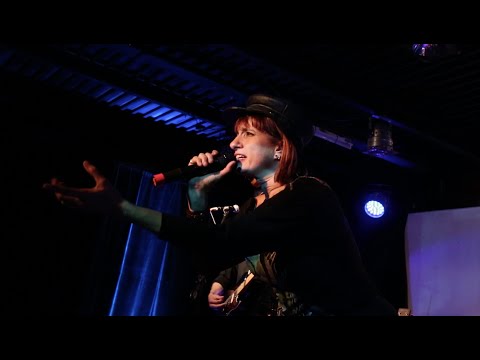 HILDA LIZARAZU - Nos Siguen pegando abajo (en vivo) - Teatro Mandril 2016