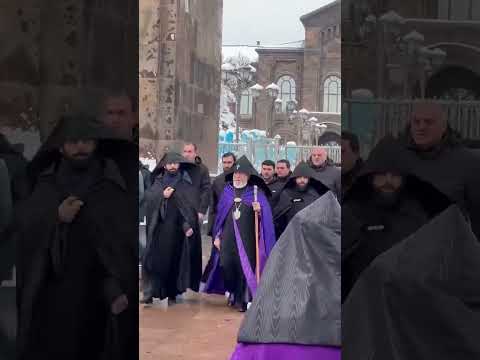 Քաղաքացիները օրհնություն են ստանում Ամենայն Հայոց Կաթողիկոսից