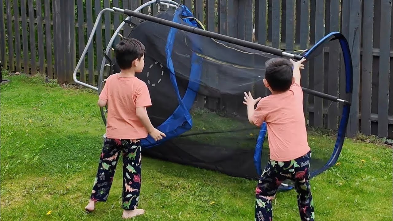 Natumba na ang trampoline ng twins dahil sa lakas ng hangin 😲