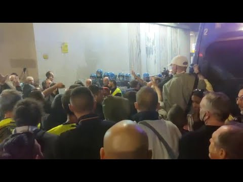 Trieste: gli agenti in tenuta antisommossa fronteggiano i manifestanti davanti alla Rai