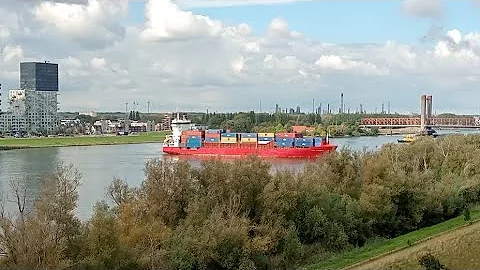 Grote Schepen moeten keren vanwege de Spijkenisse brug die niet meer open ging! #VersneldAfgespeeld 