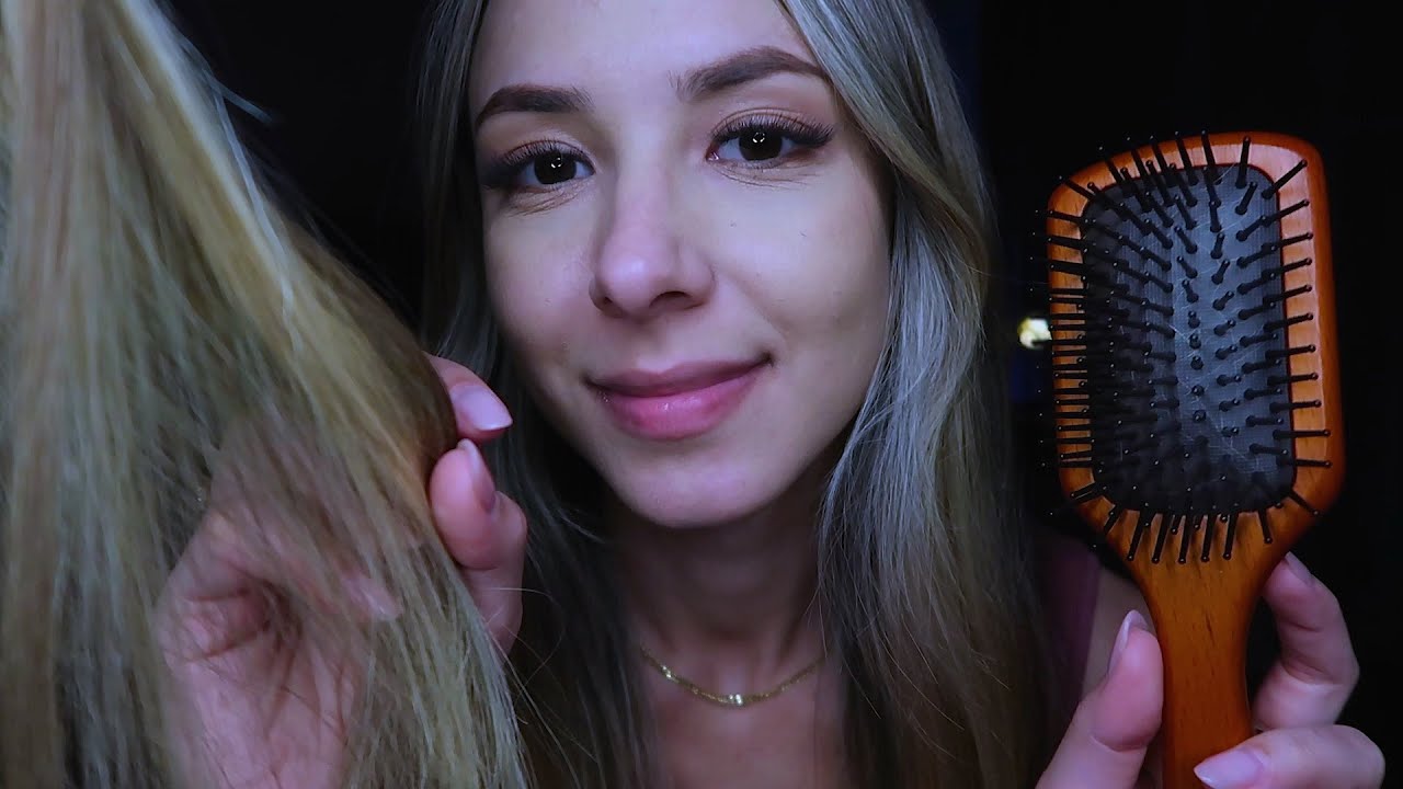 ASMR escovando seu cabelo mas bem devagar com várias escovas diferentes ✨