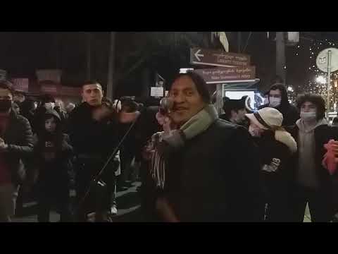 Native american indian on Tbilisi street plays Despacito. ინდიელი რუსთაველზე უკრავს დესპასიტოს