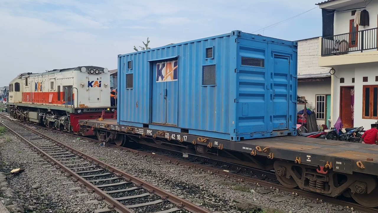 Gulungan Baja Berat Digiring Menggunakan Kereta Api