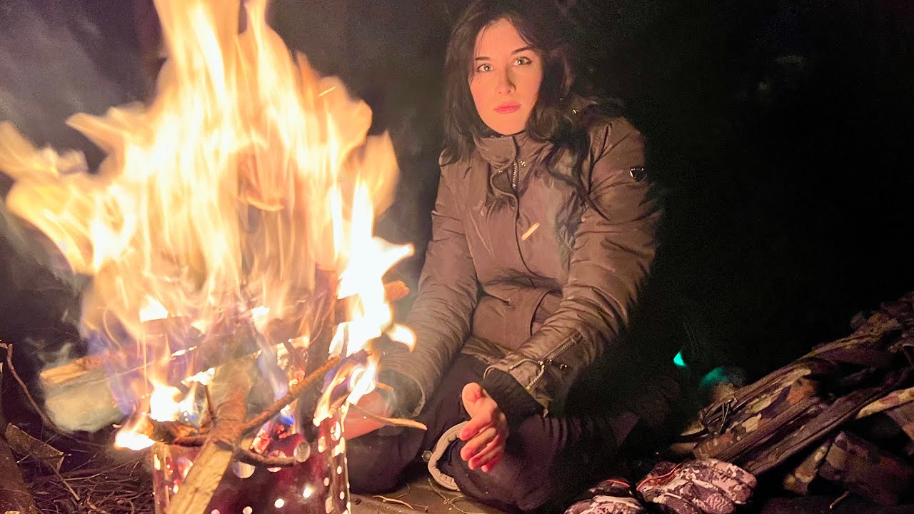 Bushcraft Camp in the Forest at −5°C | Baking Fresh Bread over the Fire