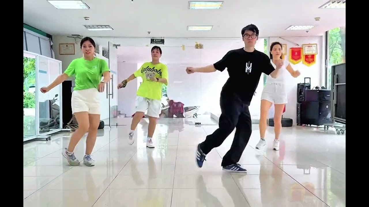 Nhảy shuffle dance “ Tương tư nàng ca sĩ”. BĐ: Huy Vương #dance  #shuffledance  #tuongtunangcasi