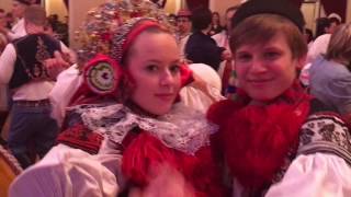 Moravský ples 2017 na Žofíně: přepestrá přehlídka krojů z různých míst nejen Moravy