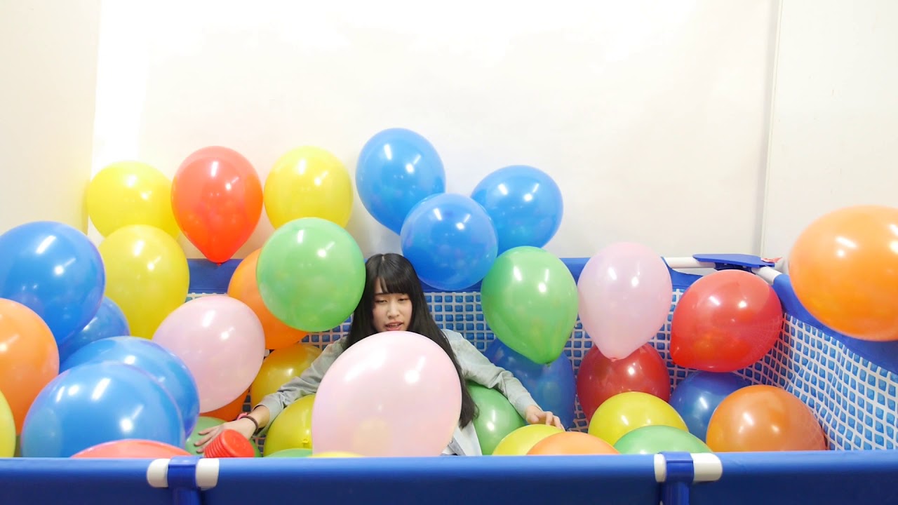 Сион из Mermaidol бросает вызов гигантским воздушным шарам в бассейне с шарами