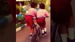 Hebat! Dua Bocah genjot Satu Sepeda