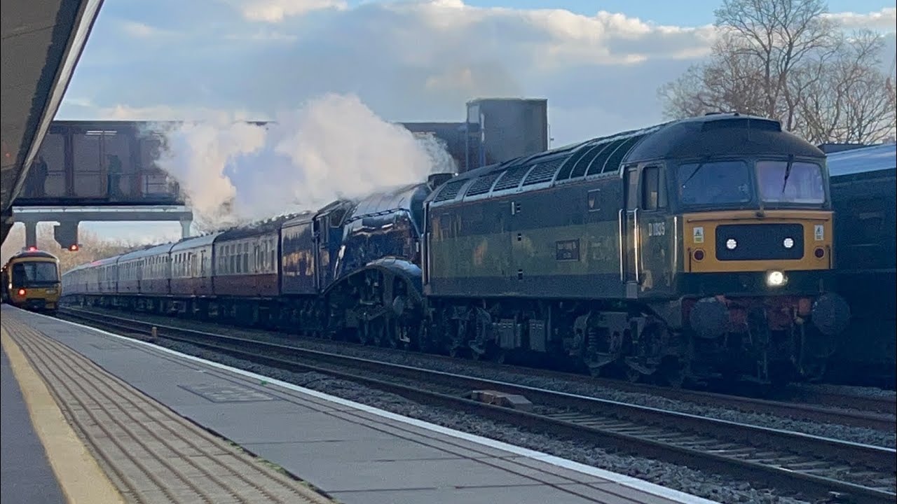 A4 60007 “Sir Nigel Gresley” and Class 47 D1935 Passing Oxford as 5Z44