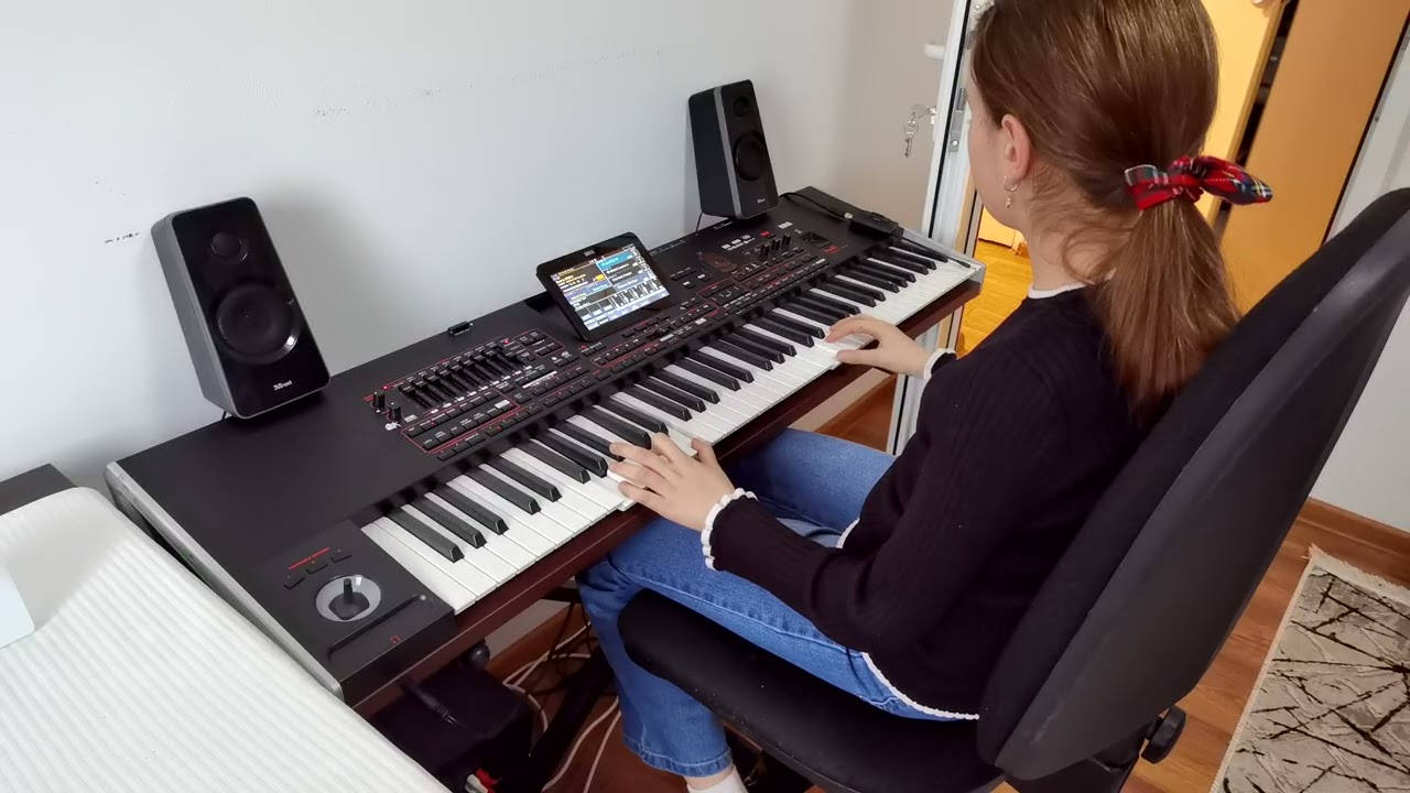 Horă interpretată de eleva mea Eva 